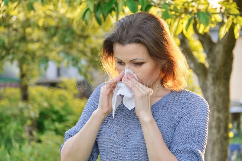 Женщина политик из flu. Женщина вытирает нос. Утерта у женщин фото. Девушка с носовым платком. Седая женщина аллергия.