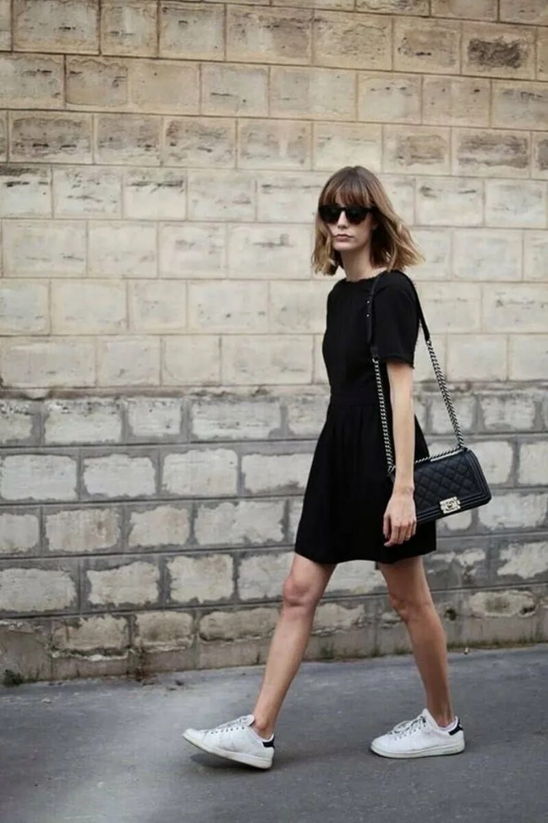 Платье с кедами. Черное платье с кедами. Платье с кроссовками. Черное платье с кроссовками.