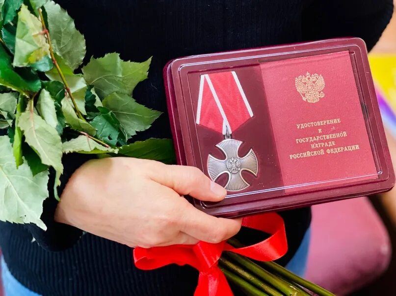 Орден мужества посмертно выплаты семье погибшего 2025. Награжден орденом мужества посмертно. посмертное награждение орденом мужества. орден мужества фото.