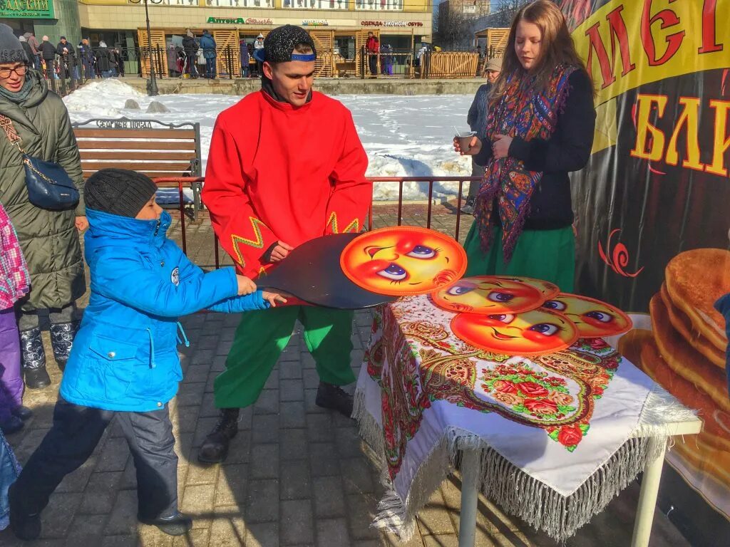 Музыкальная игра масленица повторялка. Аттракцион метание блинов. Масленица. Праздник Масленица. Тир на Масленицу.