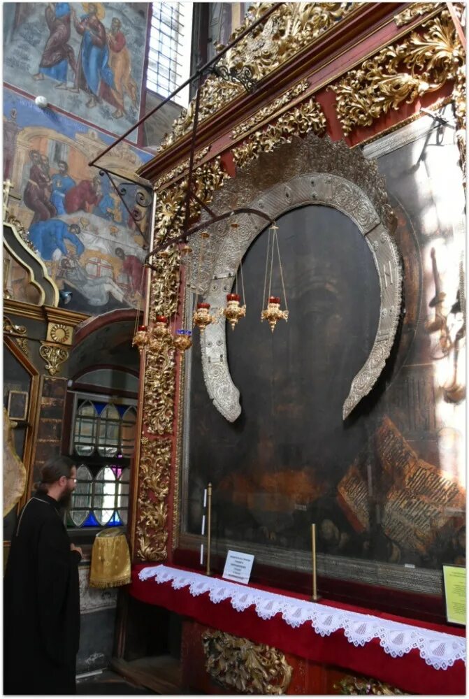 Икона под которой нужно пролезать. Воскресенский собор тутаев иконы. Икона под которой нужно пролезать. Икона спаса нерукотворного в тутаеве. Спас всемилостивый тутаев.