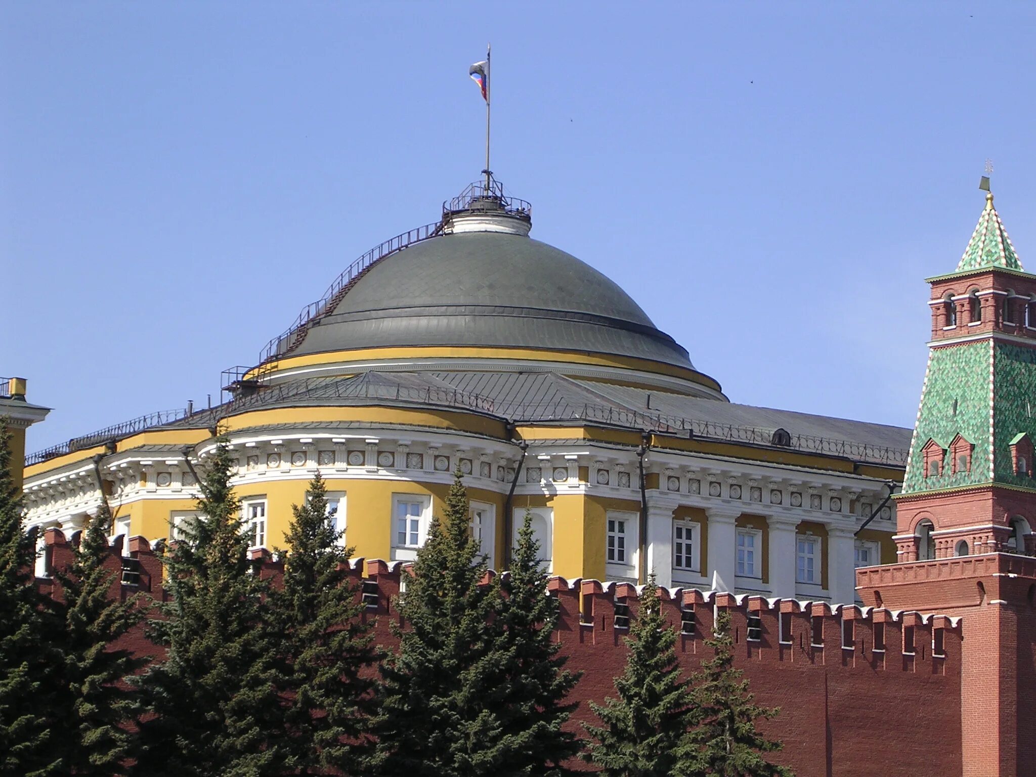 Крыши московского кремля. Сенатский дворец Московского Кремля. Здание Сената (Сенатский дворец) в Кремле. Сенатский дворец Московского Кремля сверху. Здание Сената в Московском Кремле.