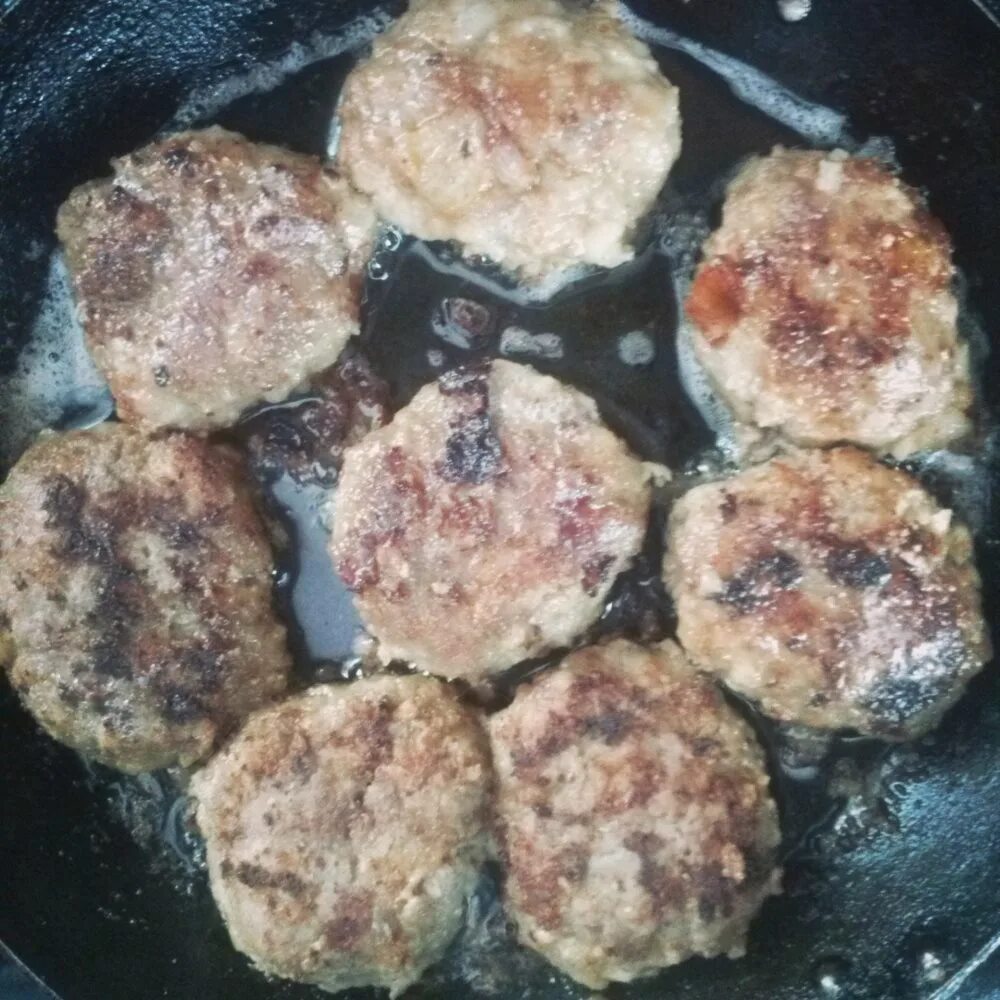 Котлеты из фарша со свинины. Котлеты из свиного фарша. вкусные котлеты из фарша свинина. подгоревшие котлеты. котлетки из фарша из свинины простые.