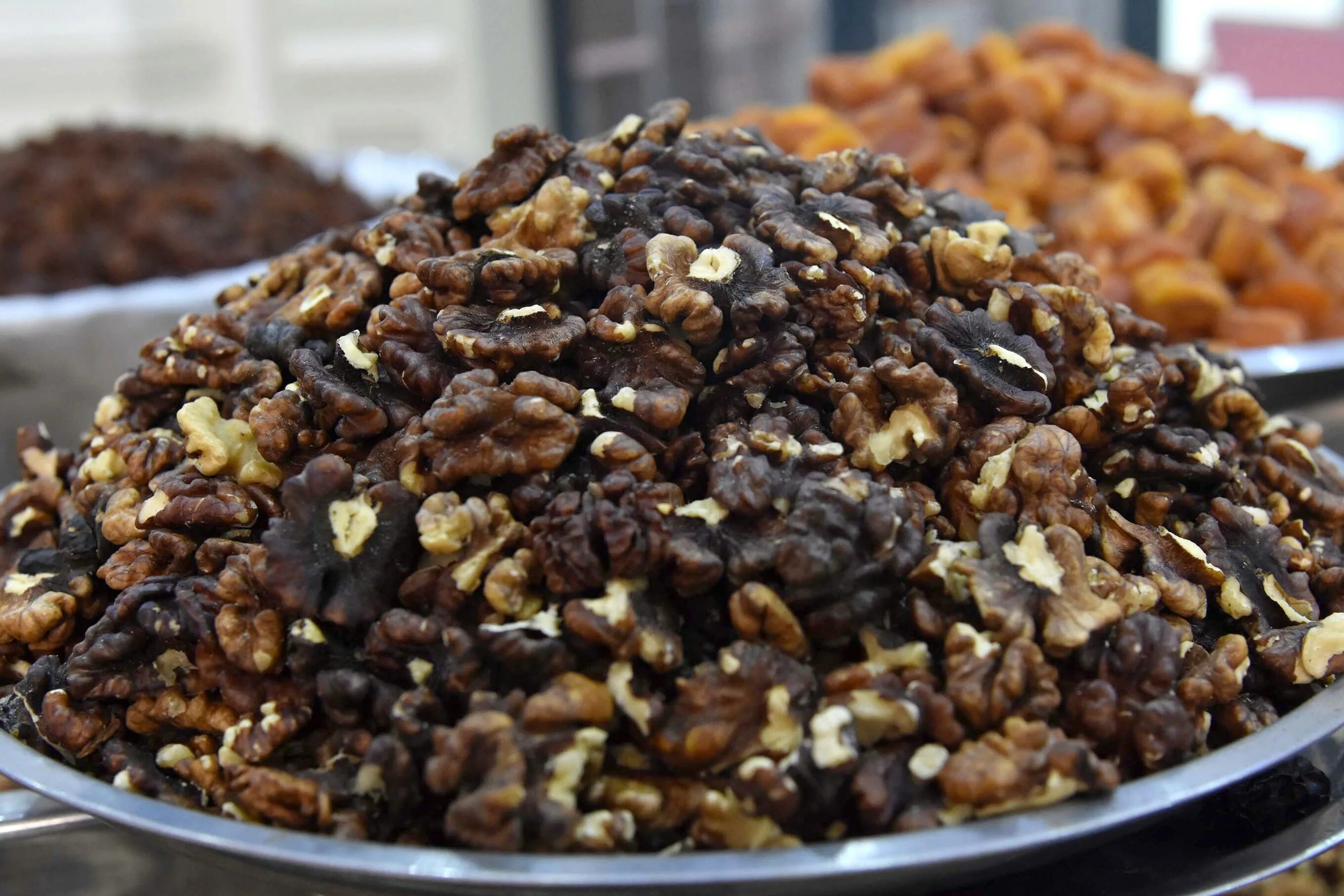 Орех черный индиан голд. Грецкий орех с черным ядром. Почему грецкие орехи черные. Варни грецкий орех. Орех чёрный.