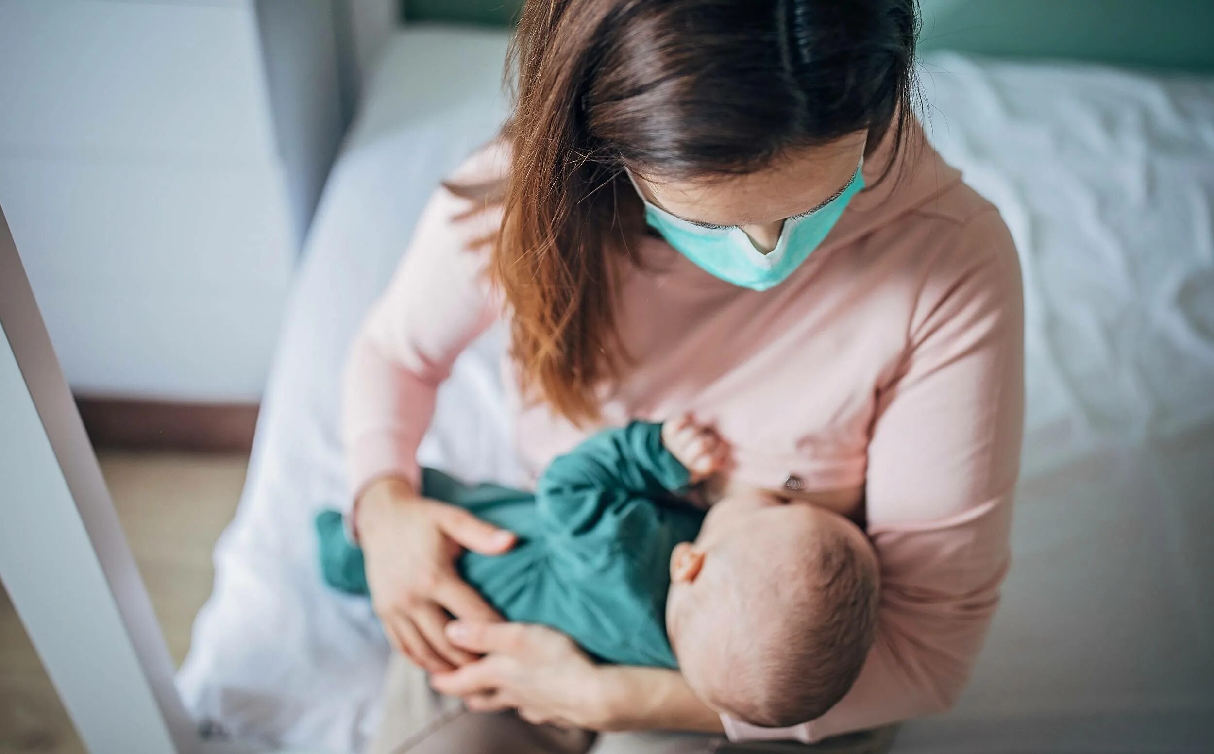 Мама заболела ребенок на гв. Мама заболела ребенок на гв. Мама кормит малыша грудью. Мама заболела ребенок на гв. Мама заболела ребенок на гв.