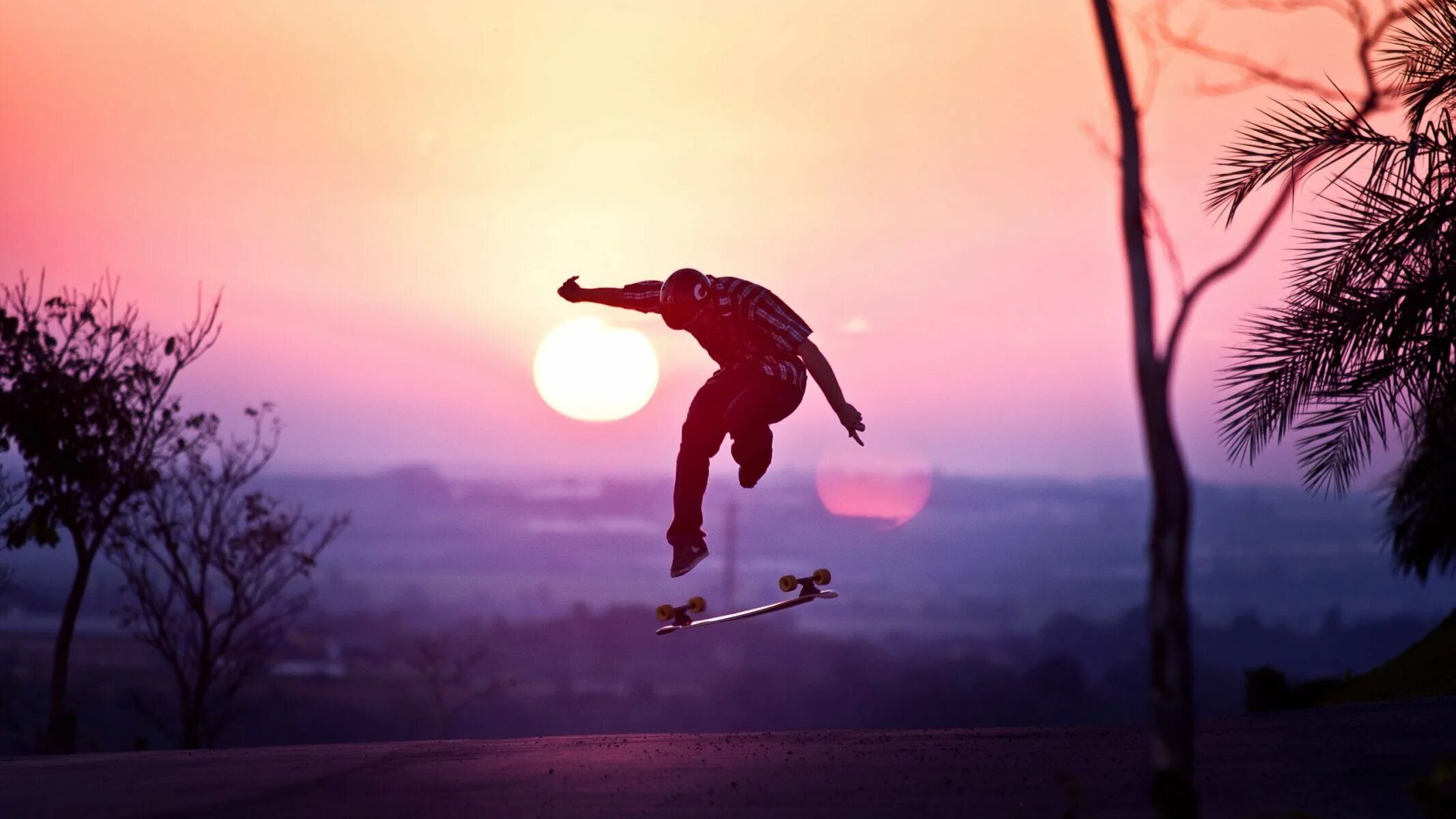 Крутой фон для фото. Ян Майерс. Скейтбординг. В прыжке. Скейтер на закате.