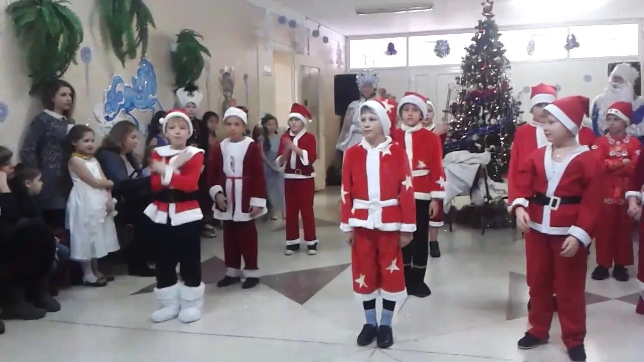 Танец санты в детском саду. Новогодние танцы для детей. Танец морозиков в детском саду. Танец санта клауса в детском саду. Танцующие санта-клаусы на улице.