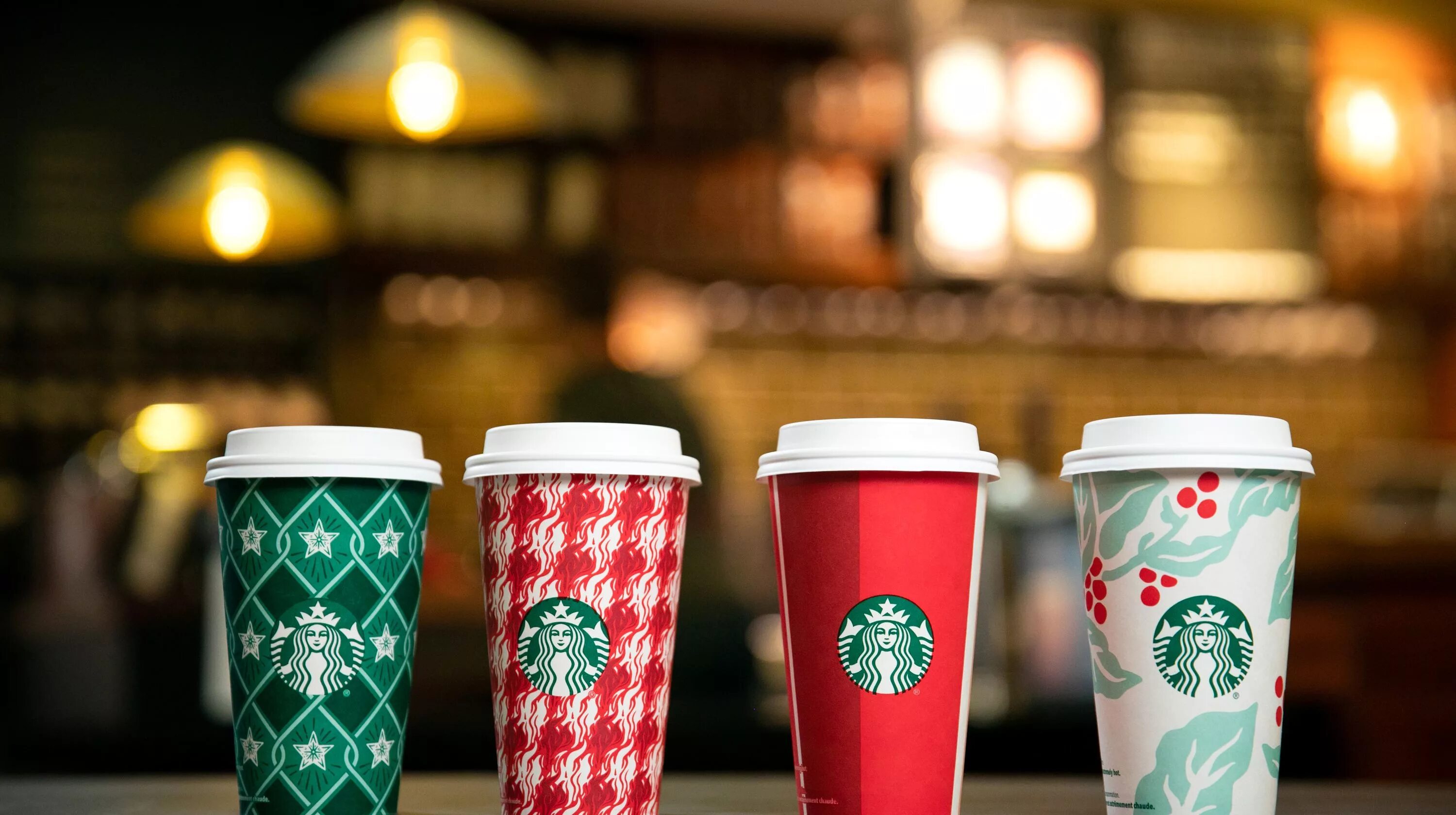 Ребрендингом starbucks. Старбакс металлическая бутылка значок. Старбакс мерчендайз. Коллаборации с starbucks. Design coffee старбакс.