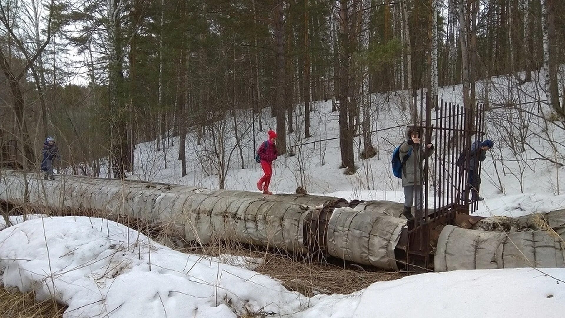 Сидит на трубе. Теплотрасса новосибирск. Дети теплотрасса. Бомжи женщины на теплотрассе. Трубы теплосети.
