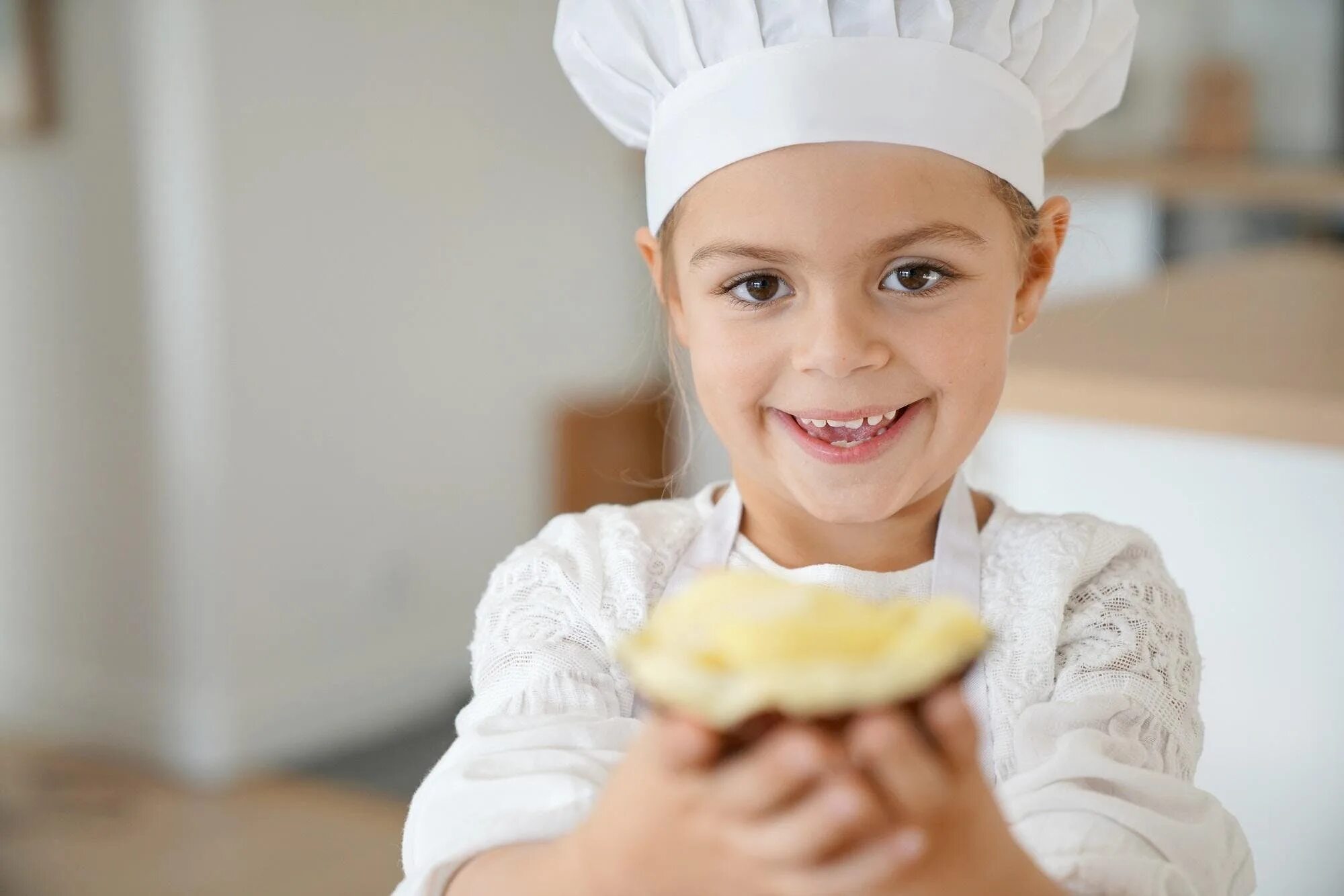 Cook kid. Готовим для детей. Дети готовят торт. Дети стряпают торт. Счастливая маленькая девочка в поварах.