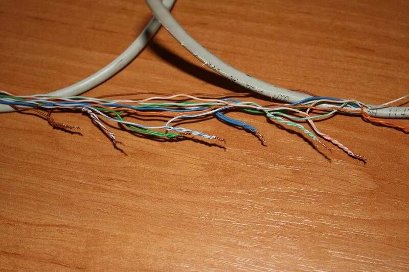 Соединить 2 провода витой пары. Скрутка кабелей rj45. Скрутка витой пары. Скрутка проводов интернет кабеля.