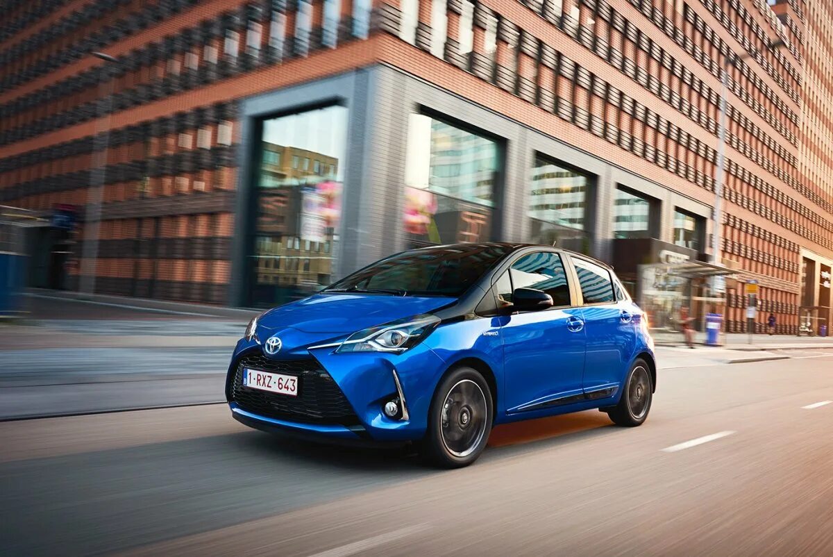 Hybrids москва. Toyota Yaris Hybrid 2020. Тойота Ярис 2017 гибрид. Тойота Ярис гибрид 2020. Тойота электромобиль гибрид.