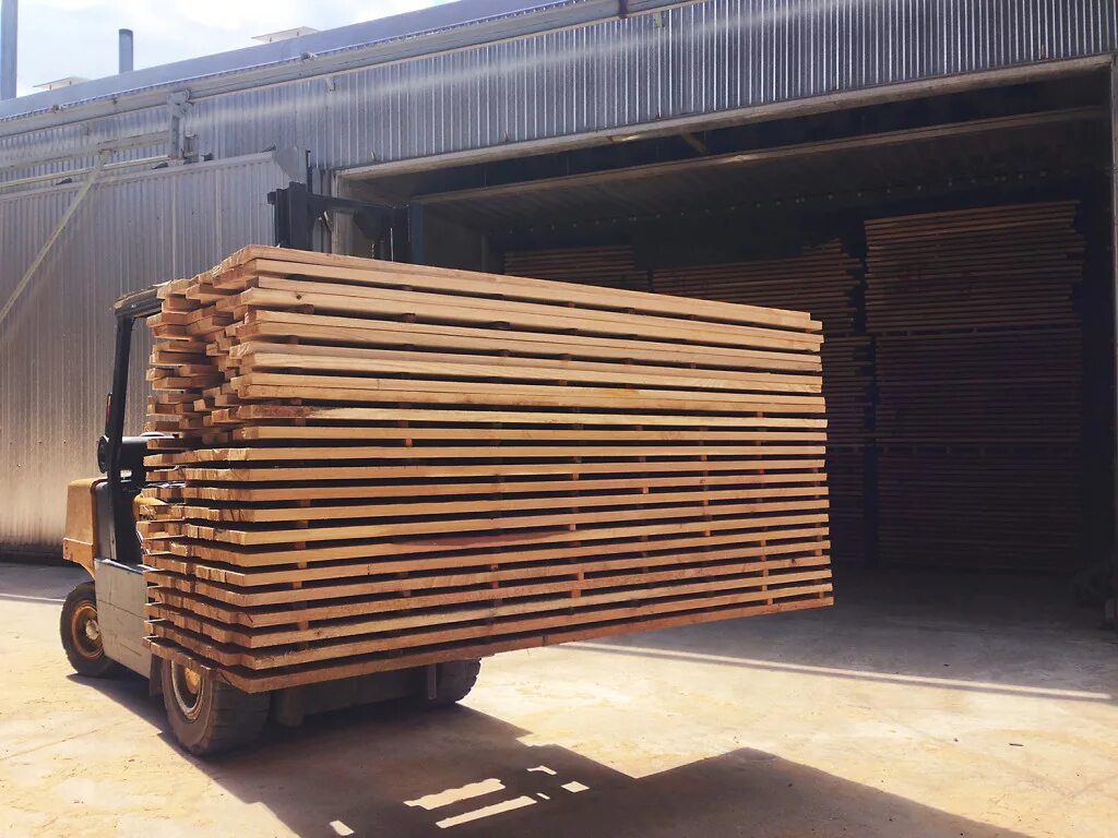 сушильный цех древесины. услуги сушки древесины. сушка пиломатериалов. доска обрезная камерной сушки. сушильная камера оцб.