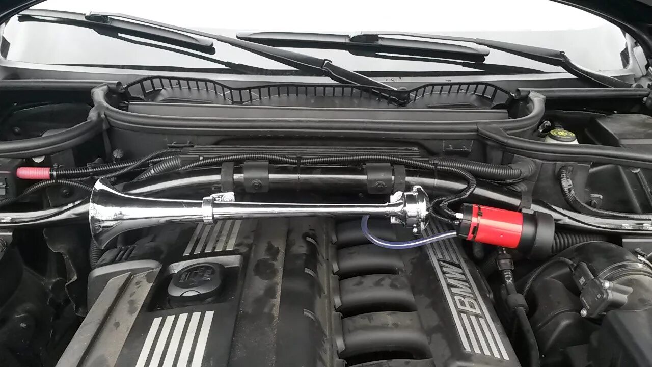 Сигнал бмв е70. Сигнал bmw x5 e53. пневмосигнал на x5 e53. x3 e83 автозвук. bmw e39 дудка в фильтре.