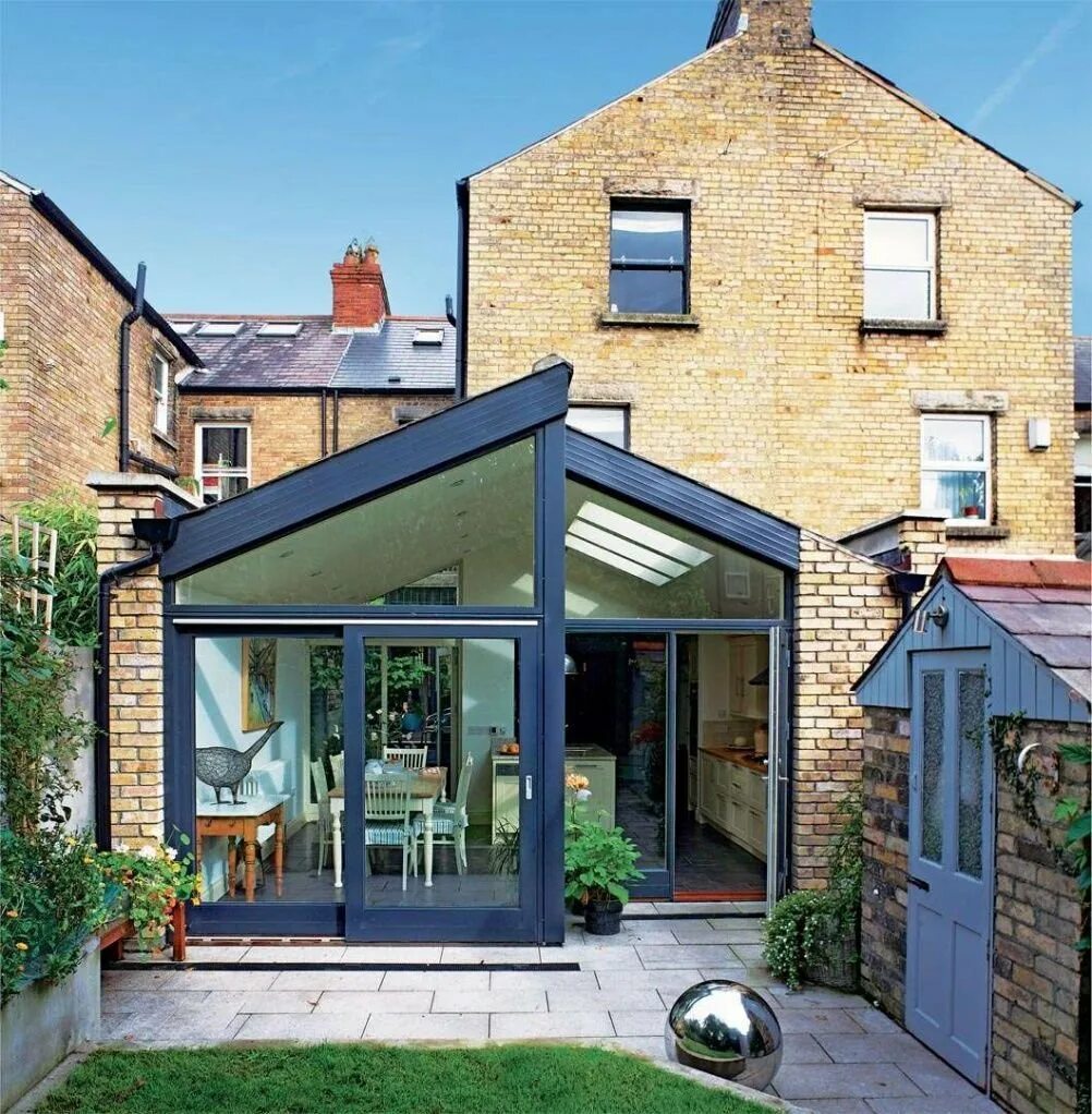 Дома с пристройкой. Пристройка к деревянному дому. Двух пристройка к дому. Веранда к дому. Пристройка к домику.