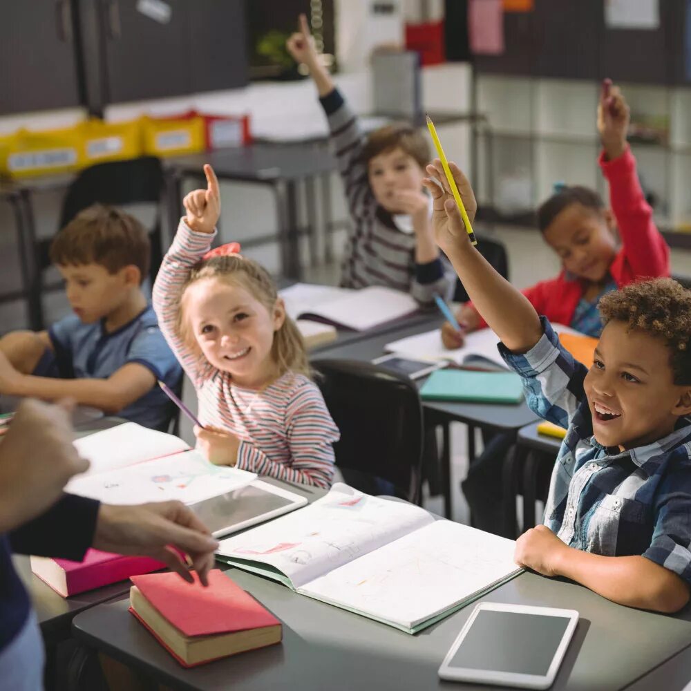 Child class. Счастливые дети в школе. комфортное обучение дети в школе. children studying. картинки для детей classroom students.