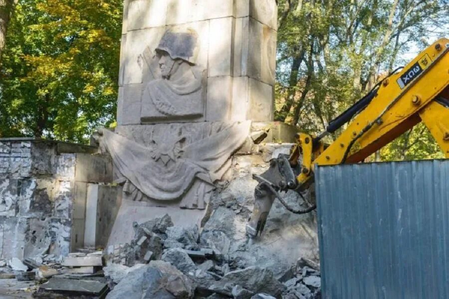 Снесенные памятники советским солдатам в польше. Демонтаж памятника коневу в праге. Сносят памятники советским солдатам в европе. Памятник ивану коневу в праге. Маршал конев памятник в праге.