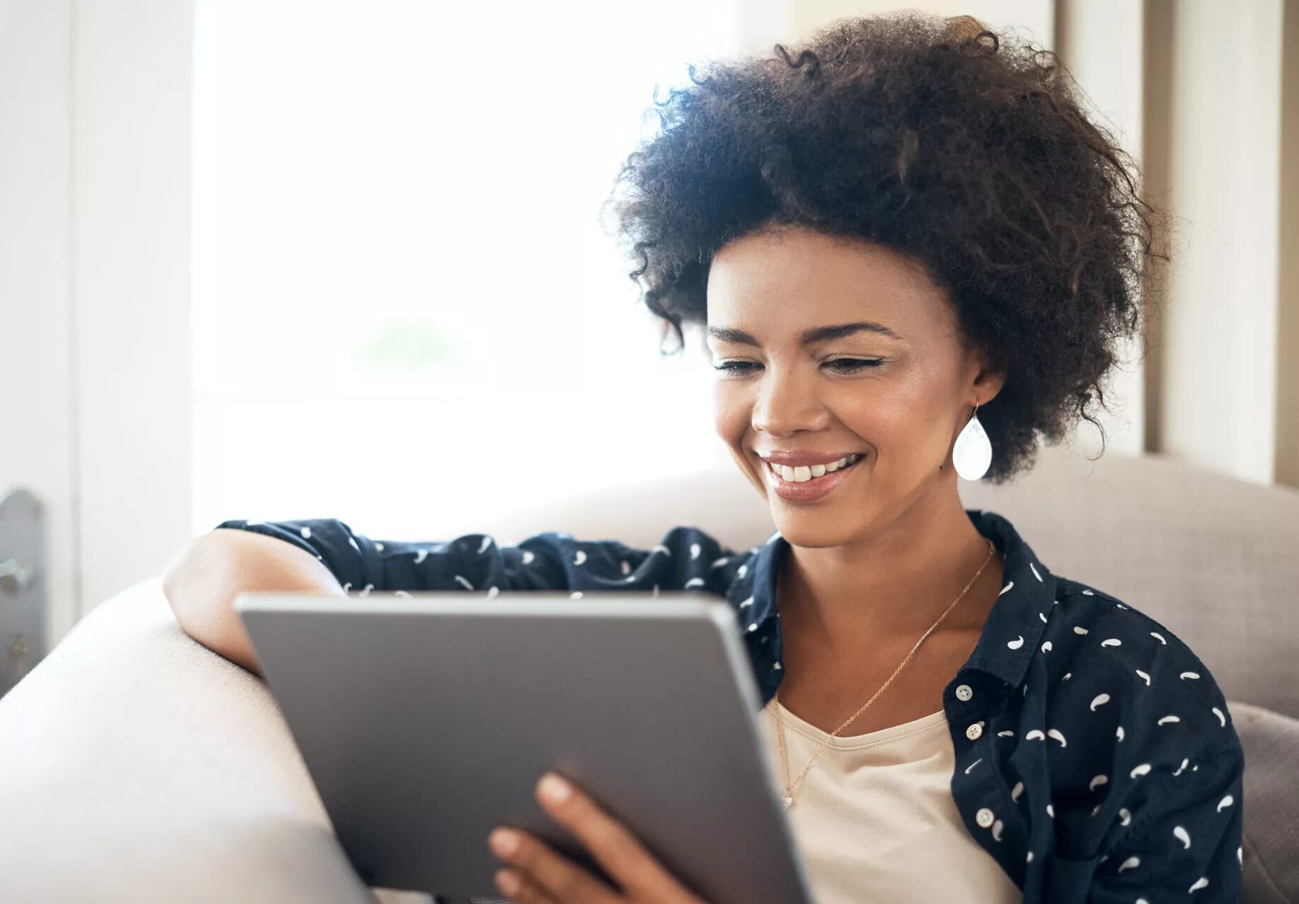 Black reader. Социальным медиа фотография девушки. black woman happy at home. advertisers and pr specialists.