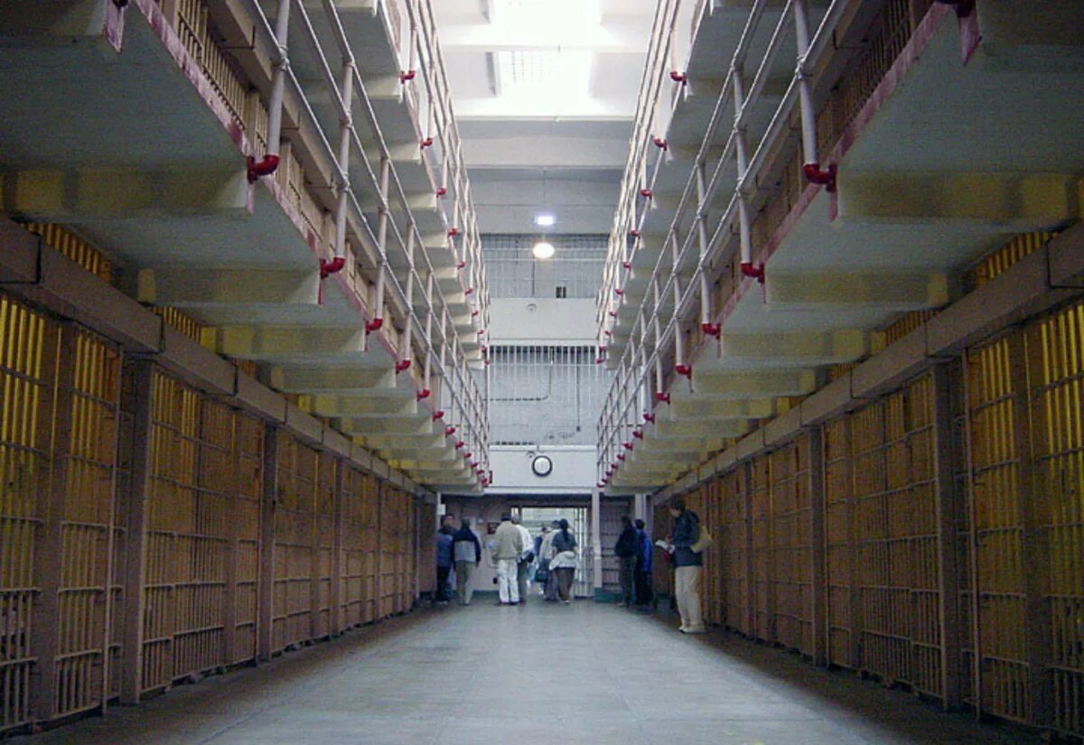 Famous prison. Новый алькатрас (2001). Famous prison. Современная тюремная камера. Туол сленг музей геноцида.