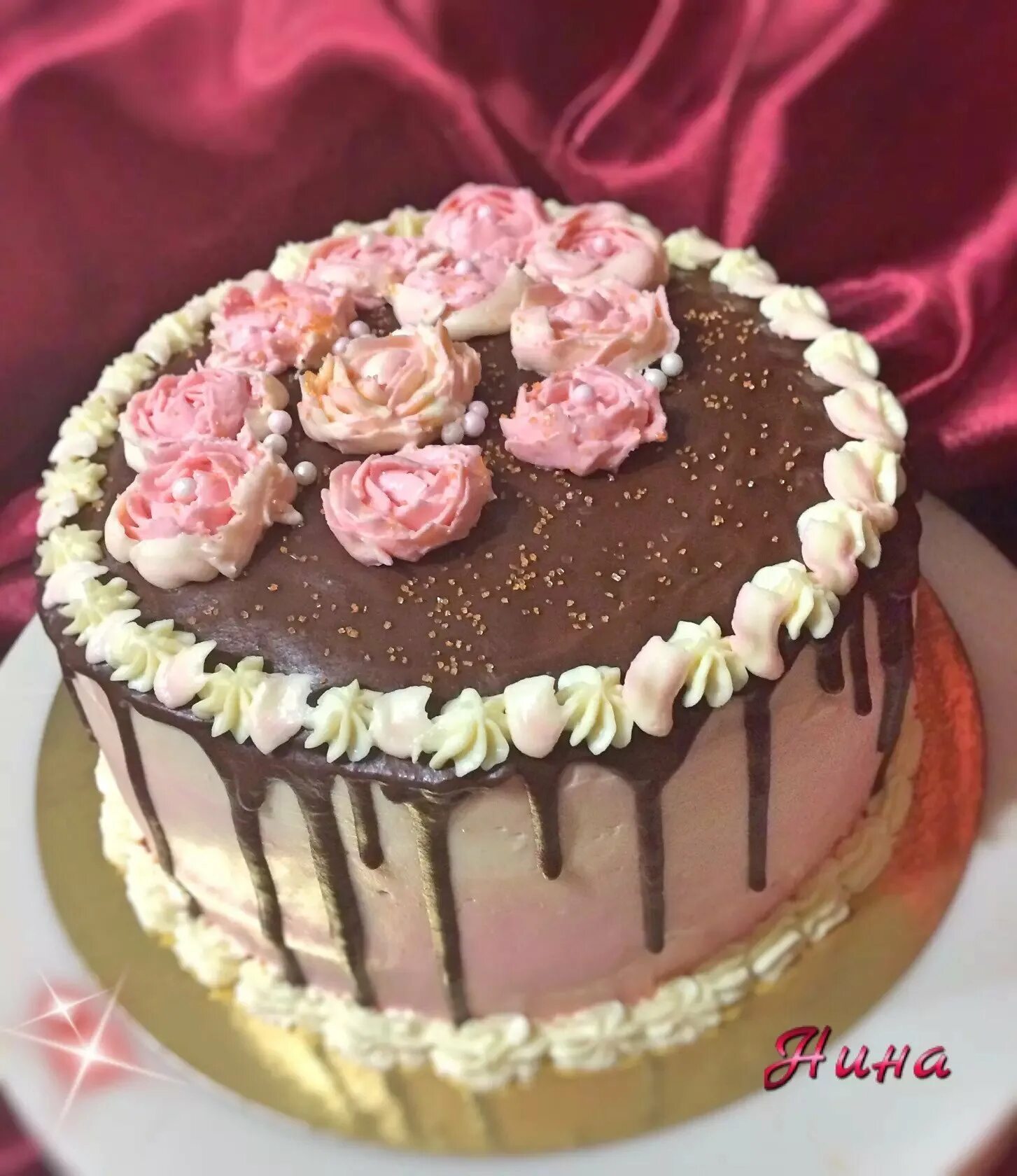 Можно украшать торт кремом чиз. Украшение торта кремом чиз. Ягодный крем чиз для торта. Торт крем чиз с шоколадом. Торт украшенный кремом.