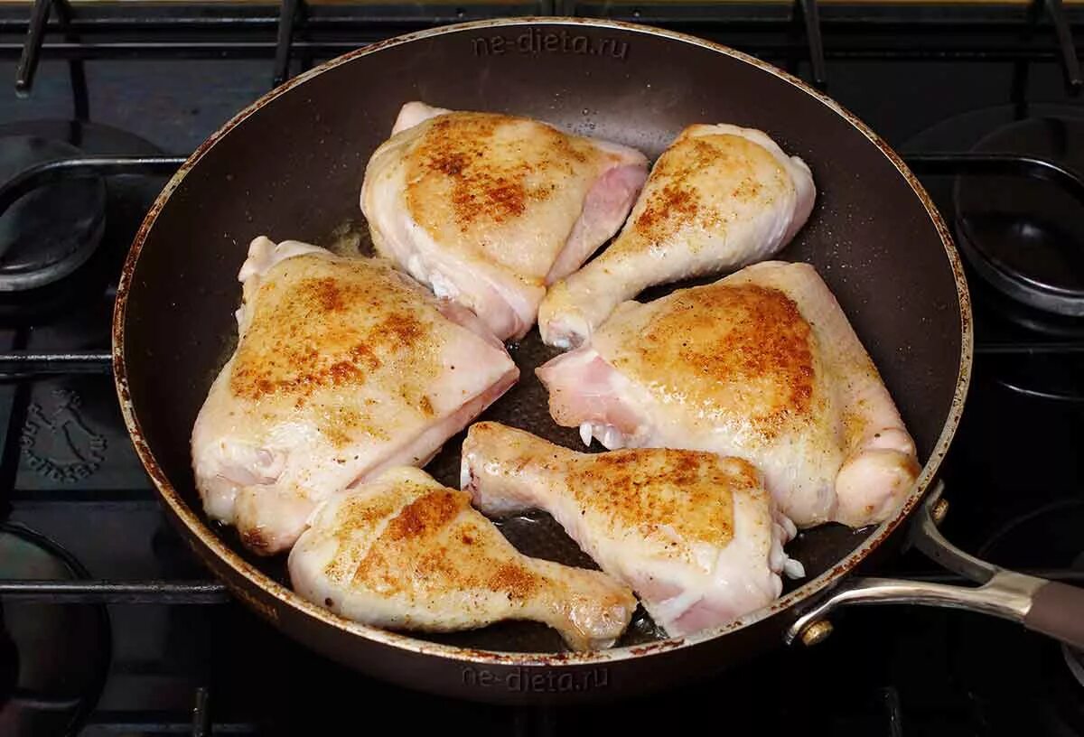 Курица с золотистой корочкой на сковороде. Курица на сковороде. Обжаренная курица. Жареная курица на сковороде. Жареная Курочка на сковороде.