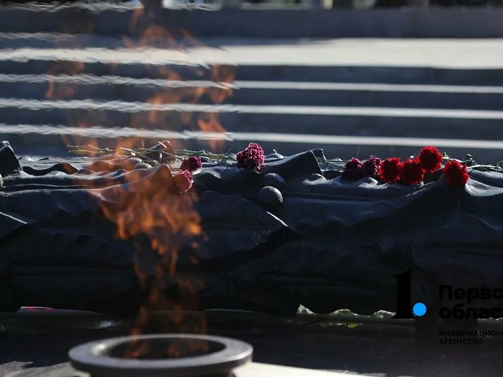 Челябинск прощание. Возложение цветов к Вечному огню. Мемориал вечный огонь. Пламя вечного огня. 9 Мая вечный огонь.