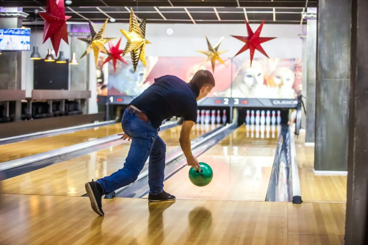 Джинсы боулинг бизнесмен. Одежда для боулинга парню. Боулинг человек кидает мяч. Боулинг бросок. Джинсы боулинг бизнесмен.