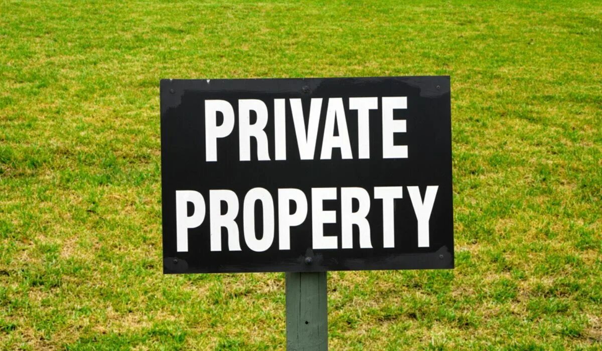 Private property. Частная собственность табличка. Частная собственность картинки. Частная территория табличка.