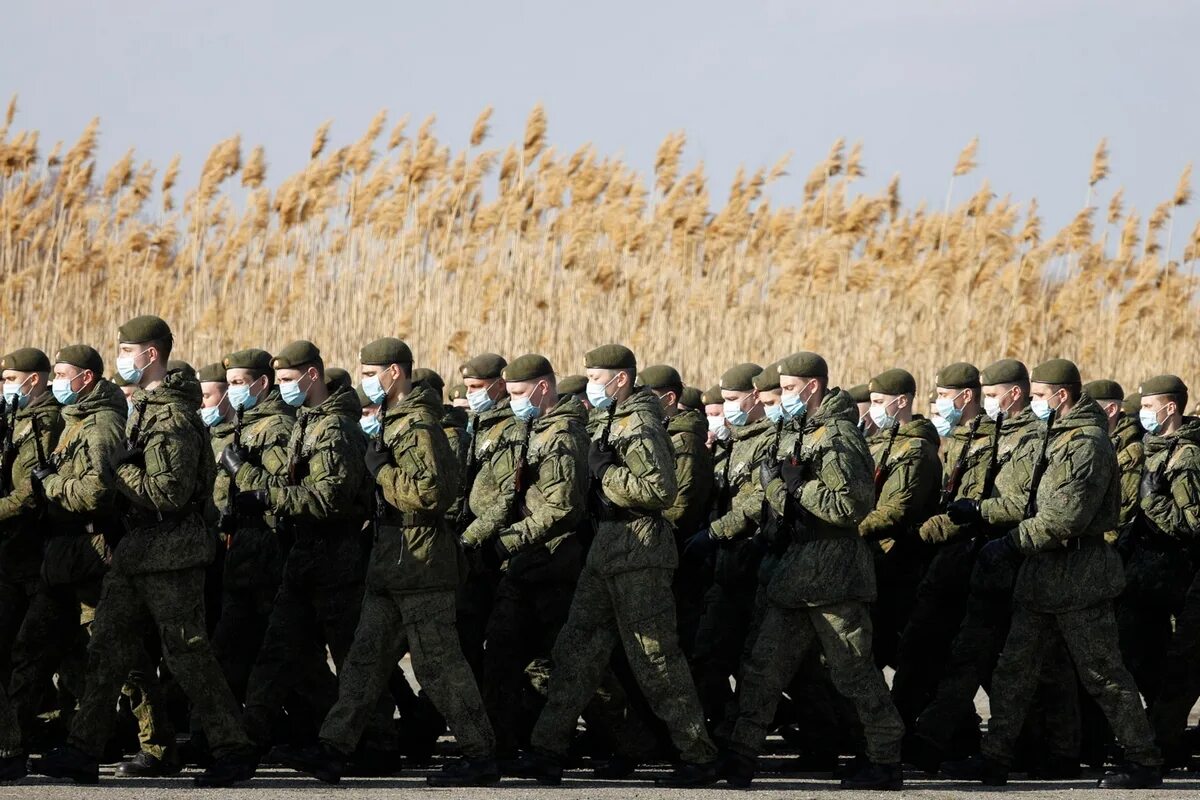 Часть войск идущая впереди. Солдаты на границе с Украиной. Войска на границе. Военные на Украине российские войска. Военнослужащие.