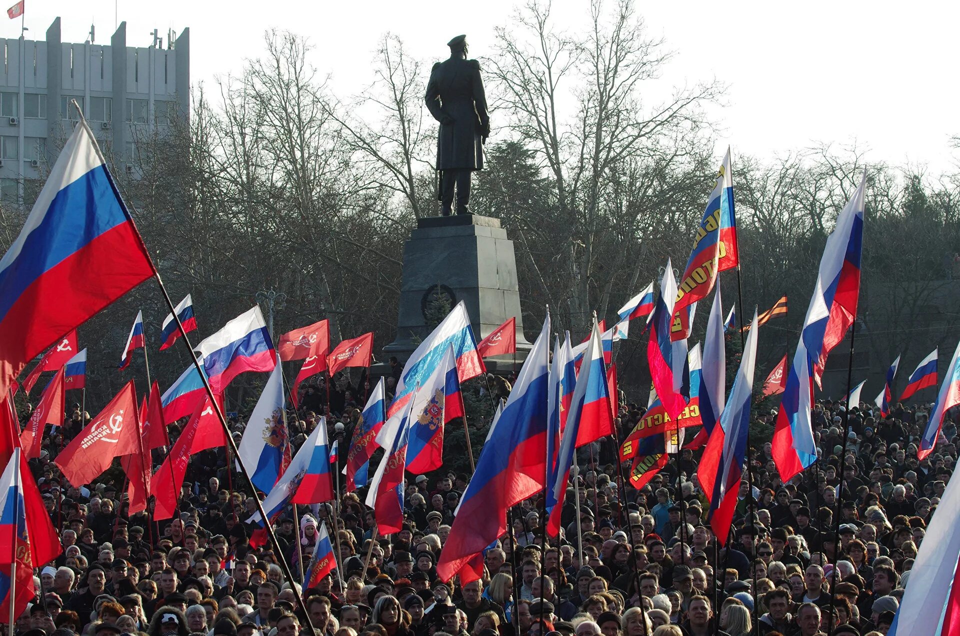 Митинг площадь Нахимова в Севастополе 2014. Севастополь площадь Нахимова 23 февраля 2014. Митинг народной воли Севастополь 2014. Крым в феврале 2014 года