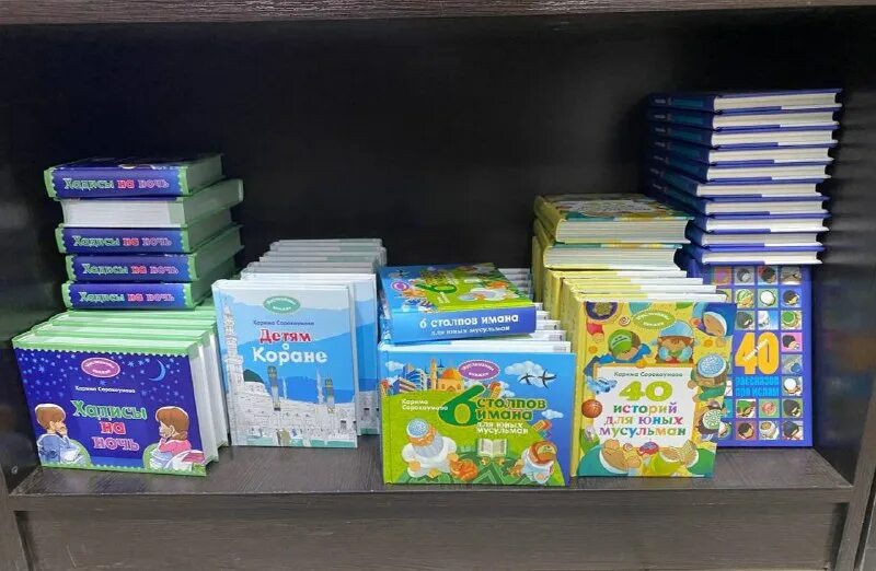 куча стопка пакетов. оптовая книжная база. книги оптом от производителя.