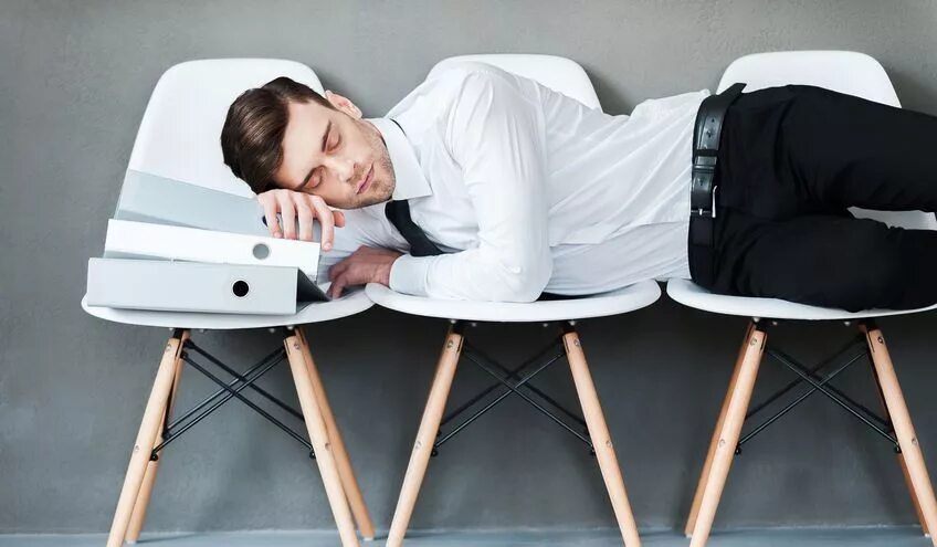 Попытка усидеть на двух стульях. Усидеть на двух стульях карикатура. Усидеть на двух стульях. Бывший сидит на двух стульях. Два стула картина.