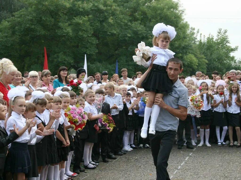 На второй год в 6 классе. Школа 1 сентября. Первоклашки на последнем звонке. 1 Сентября 2011 года. Школьная линейка на выпускной.