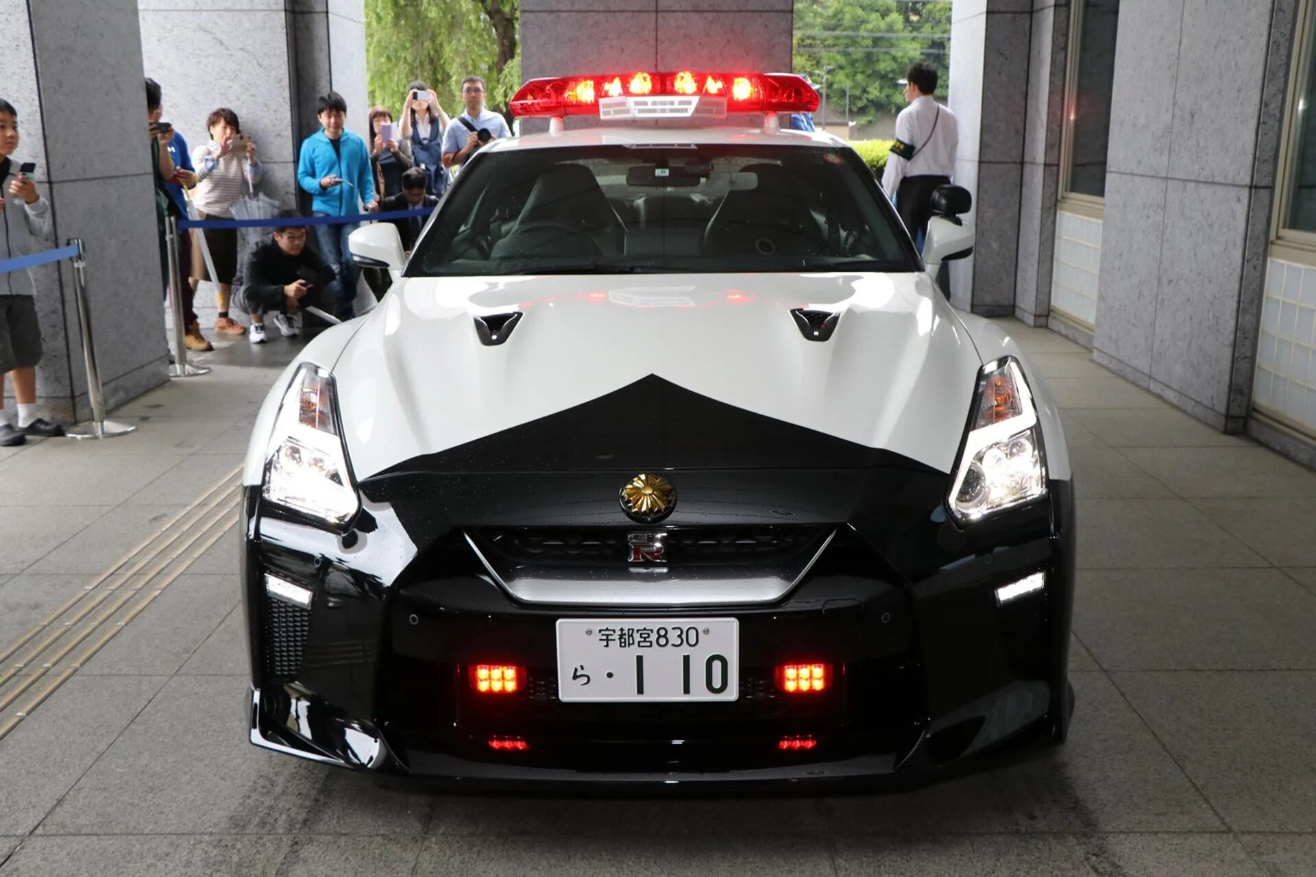 Японская иномарка 6. Nissan GTR 35 Police Japan. Nissan r35 Police. GTR r35 Police. Ниссан ГТР Р 35 полиция.