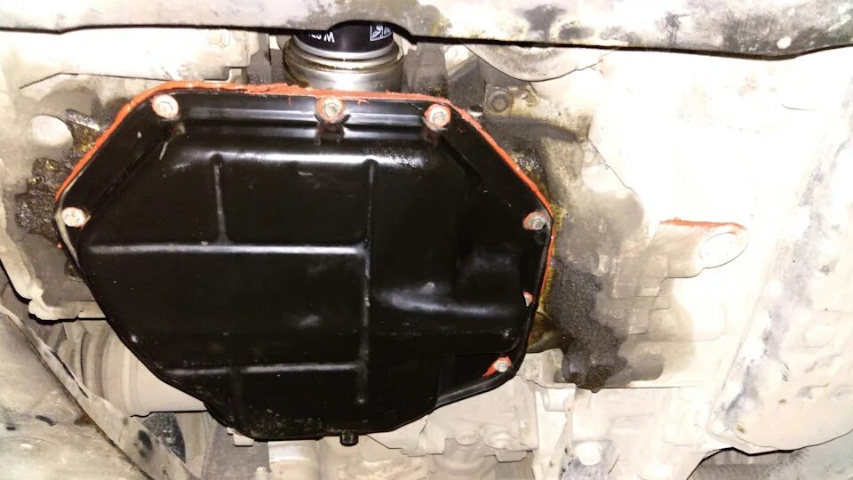Течь поддона двигателя. Течет поддон двигателя ваз 2114. Поддон 21099. Поддон картера фз8. Течь поддона двигателя.