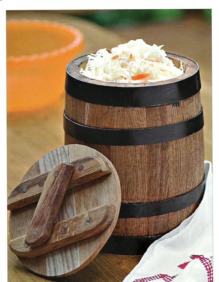 Капуста в дубовой бочке