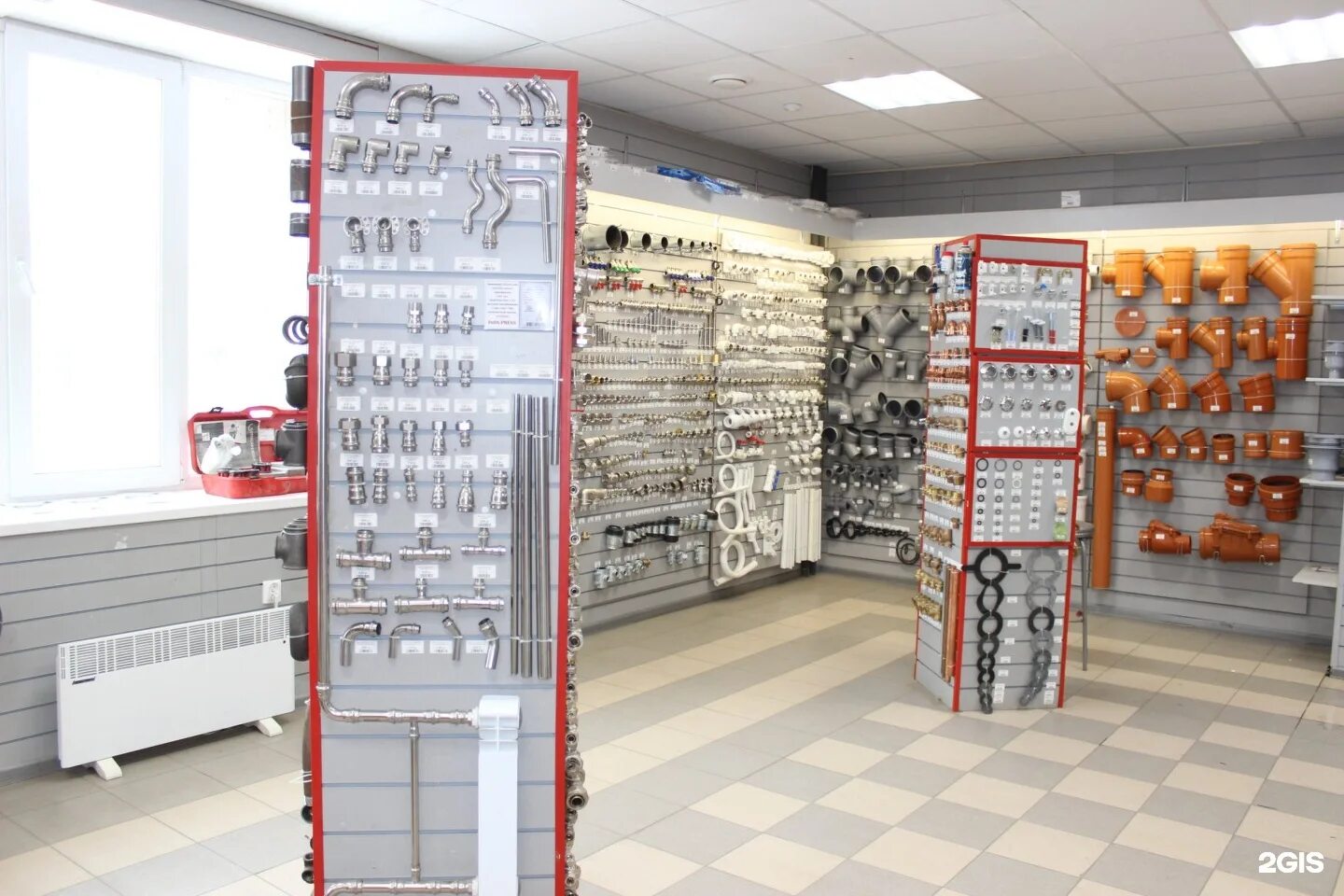 До скольки работает сантехник магазин. Вывеска магазина инженерной сантехники. Стенды для магазина сантехники. Сантехника садовод. Сантехника магазин москва карта.