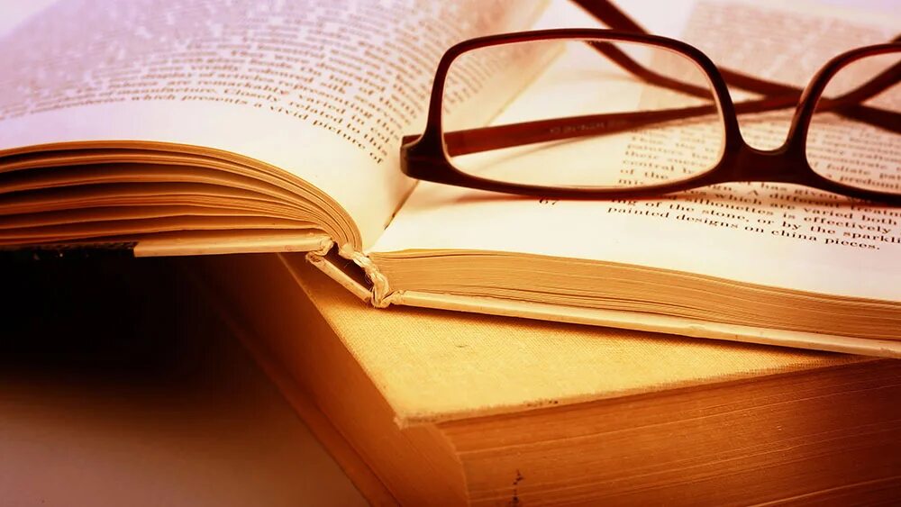 Книга и очки. Очки на книге фото. Книга с очками на белом фоне. Обои на рабочий стол учеба Эстетика. When day book