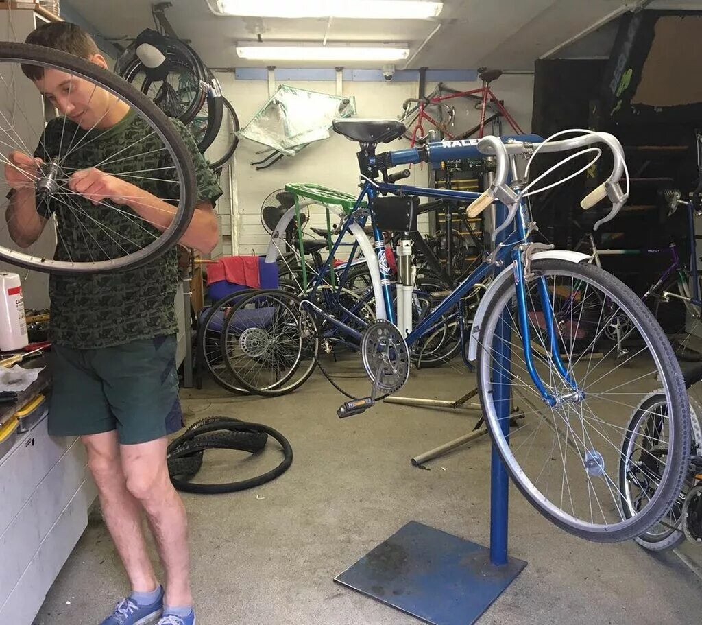 Где отремонтировать велосипед. Веломастерская Велолаб. Починка велосипеда. Шиномонтаж велосипеда. Сервисный центр велосипедов.