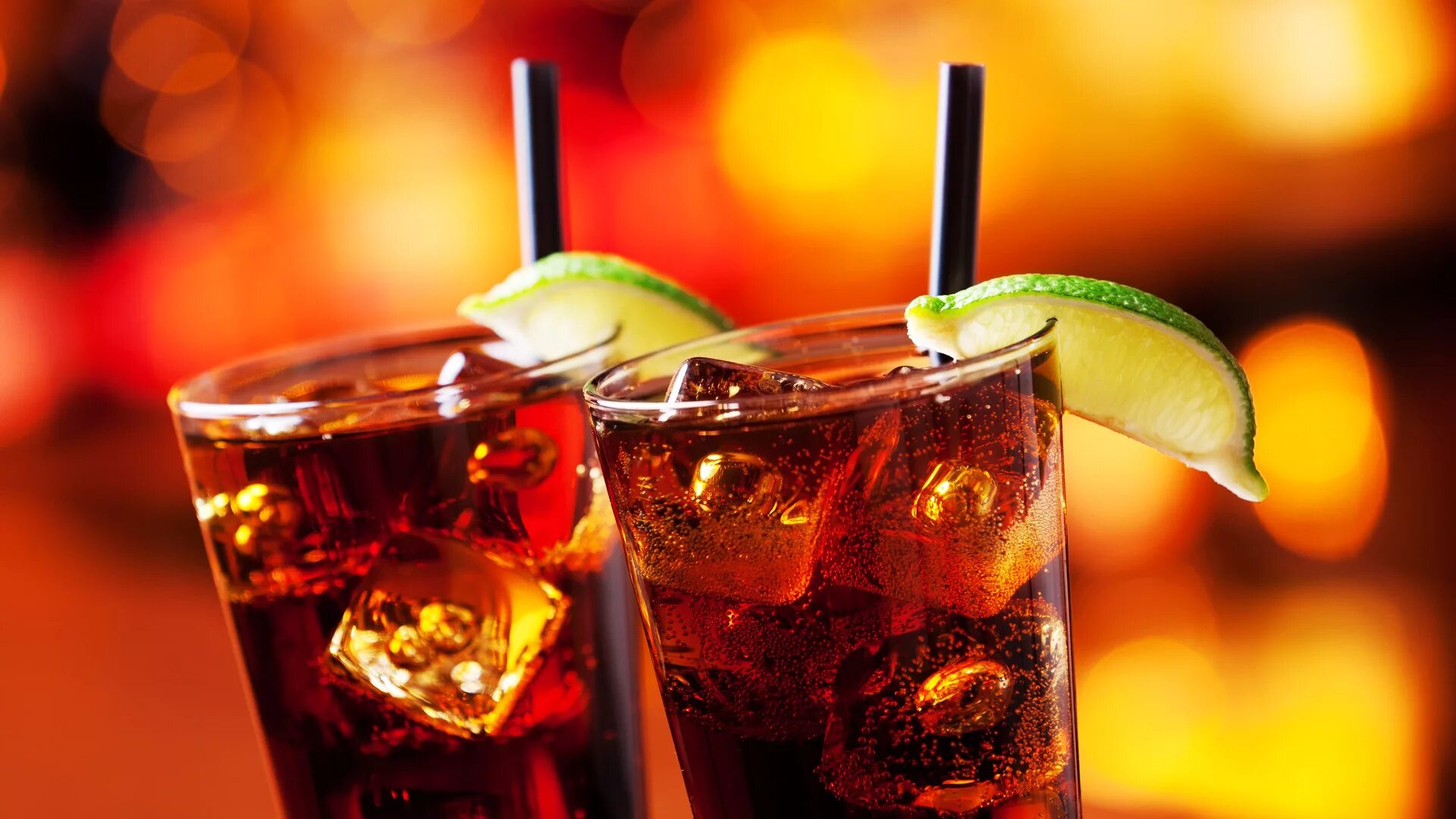 Холодный и горячий напиток. Коктейли на черном фоне. Коктейль 11. Drinks break. Детокс напитки.