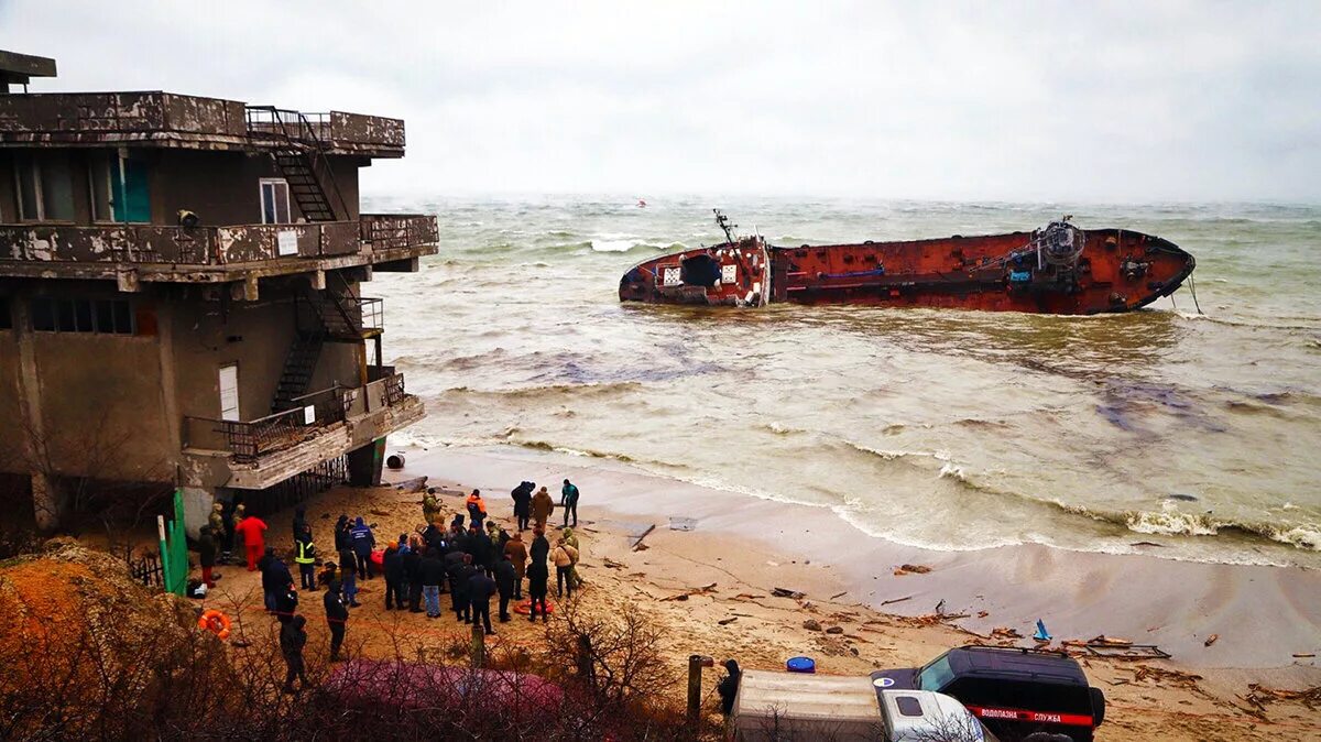 Потерпевшее бедствие. Затонувший танкер в Одессе. У Одессы затонуло судно. Танкер Амоко Кадис катастрофа. Затонувший корабль в Одессе.