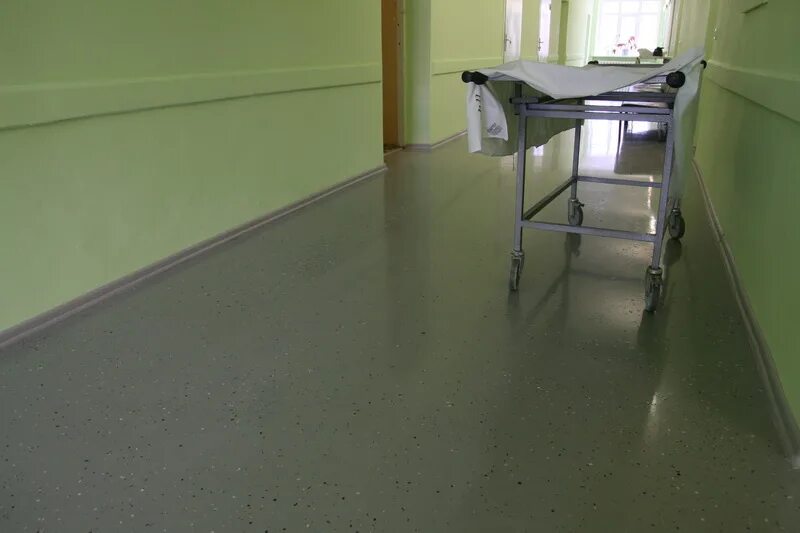 Полимерный пол в больнице. Отделка стен в медицинских учреждениях. Наливной пол в больнице. Линолеум для медицинских учреждений. Какие полы в больницах.