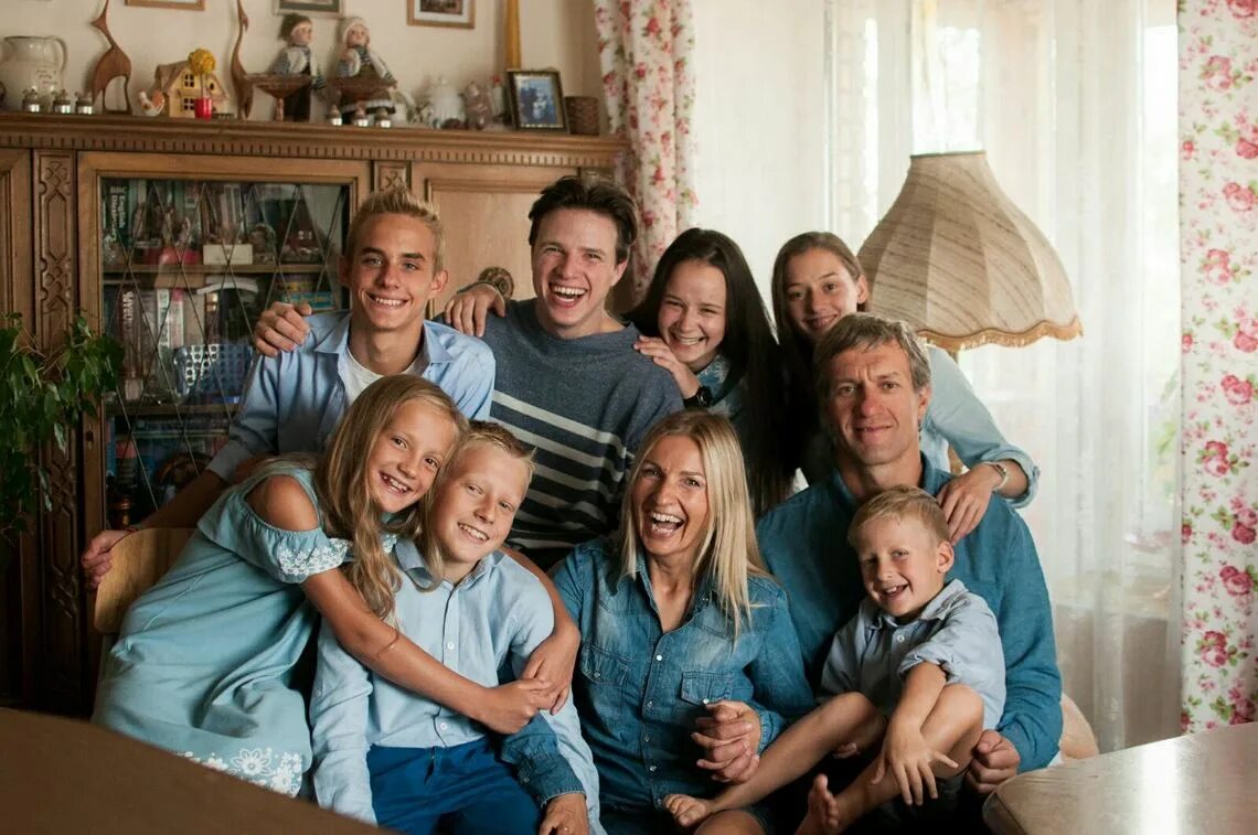 Российская семья. Популярные семьи. Обычная Российская семья. Многодетная русская семья.