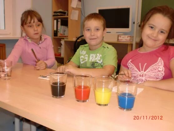 Опыт окрашивание воды в детском саду. Окрашивание воды экспериментальная деятельность. Опыты с детьми на улице. Опыты с водой окрашивание воды старшая группа. Нод вода средняя группа