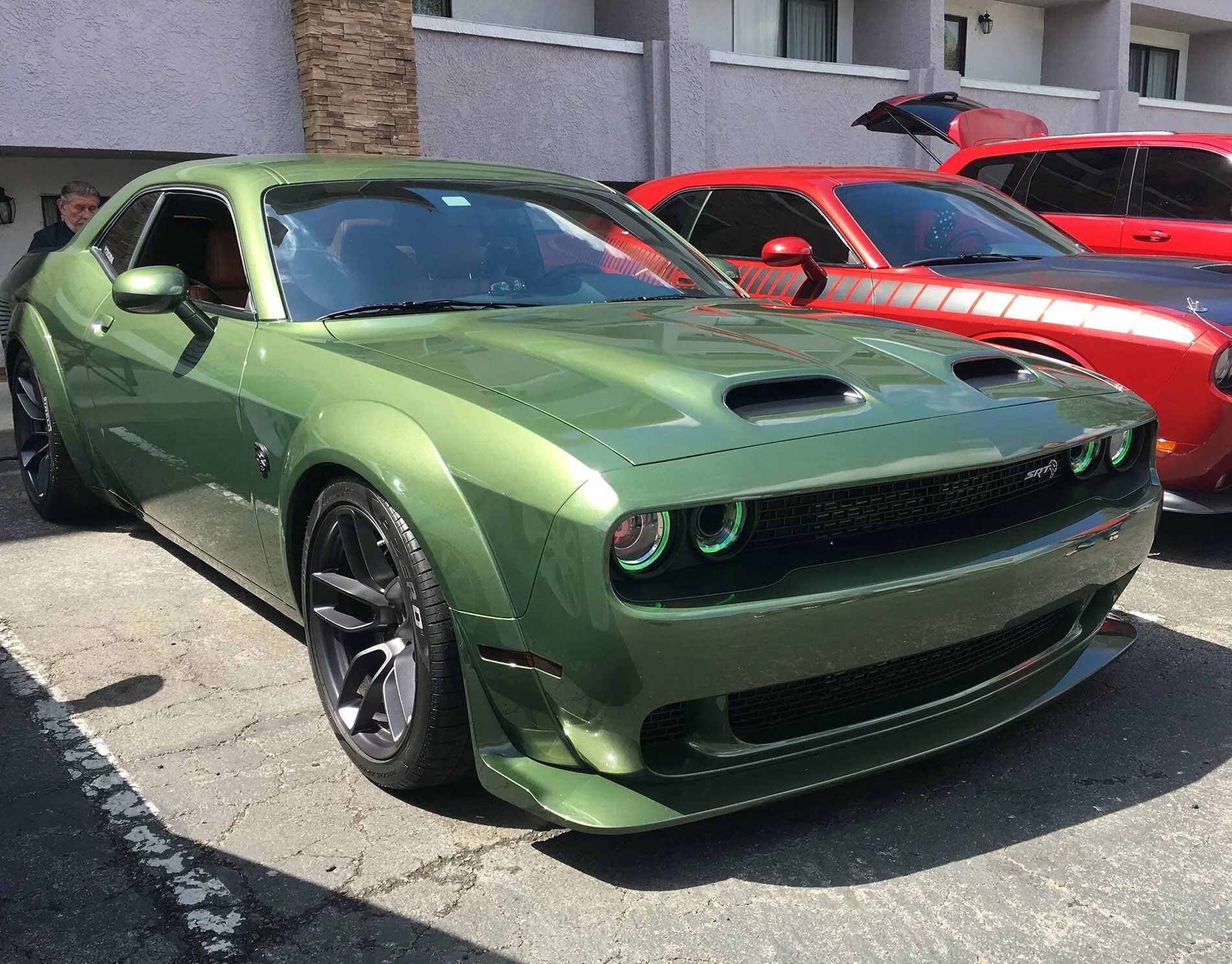 Автомобили с пробегом зеленый. Dodge Challenger зеленый. Додж Челленджер салатовый. Dodge Challenger 2022 зеленый. Додж Челленджер цвет хаки.