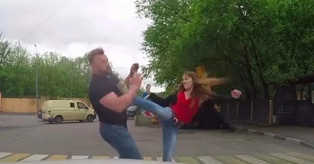 Девочку бьют по лицу