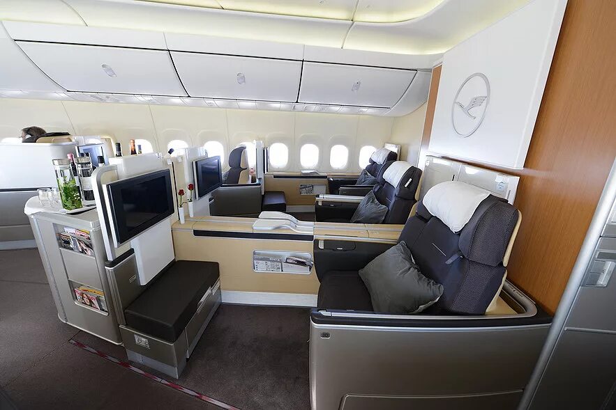 First class 8. Boeing 747-8 lufthansa first class. lufthansa 747 first class. боинг 787 люфтганза. боинг 747 8 люфтганза.