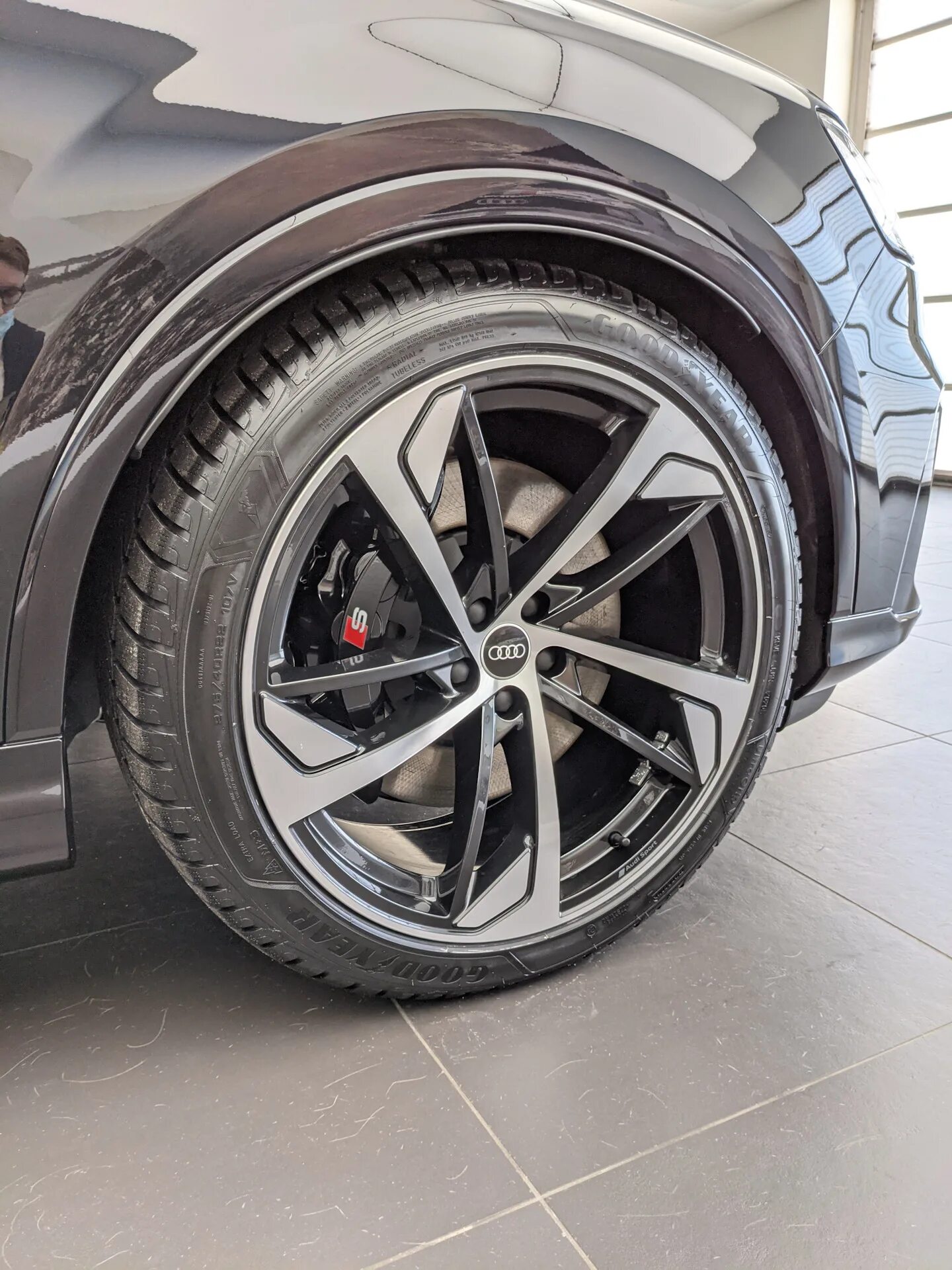 285 40 r22 купить. 285/35 R22 Audi a7. 295/40 R21 Audi q7. 275 35 R22 Cayenne. 285/40 R22 на Audi q7.