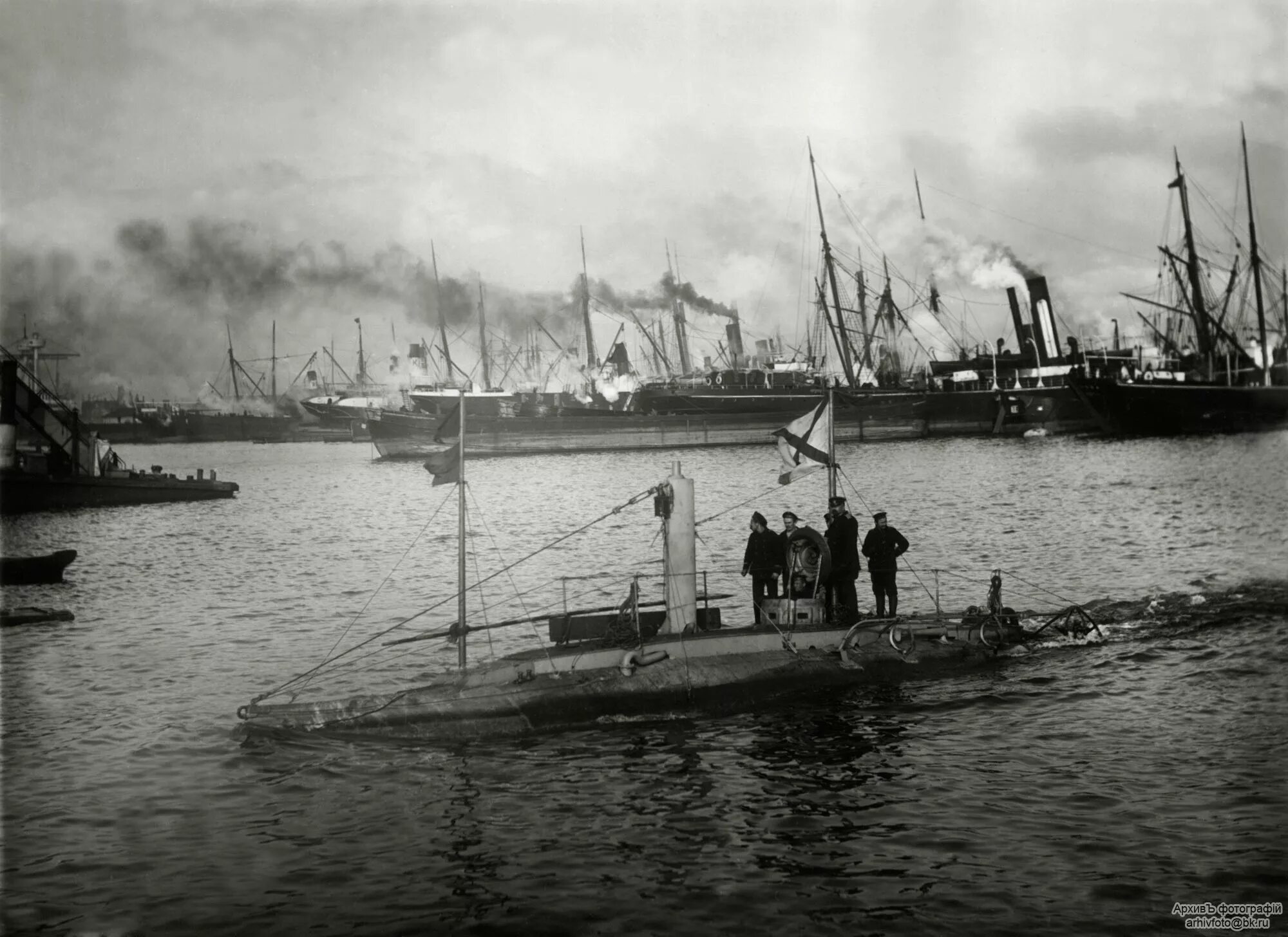 Два пл. Подводная лодка Дельфин 1904. Первая подводная лодка в России 1904. Подлодка Дельфин 1903. Первая подводная лодка Дельфин.