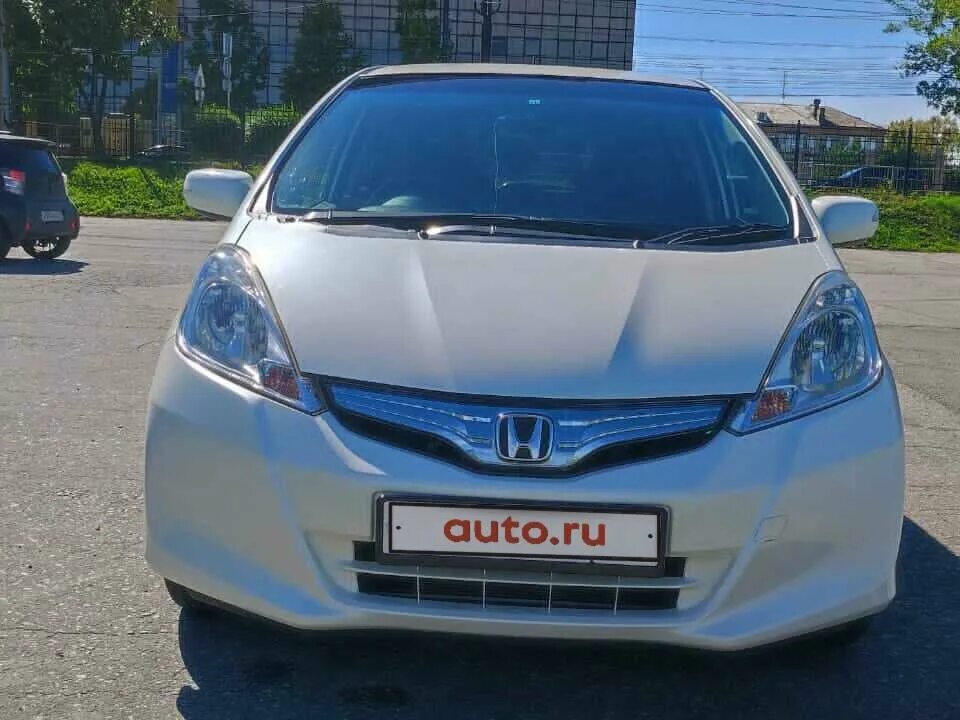 Хонда фит гибрид 2010. Honda Fit 2. Хонда фит ll. Бело Радужный Хонда фит.